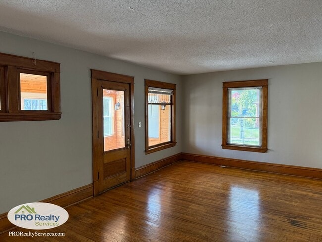 Building Photo - Updated 3 Bedroom House in Minneapolis