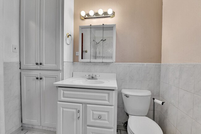 Building Photo - 4 bedroom, 2 bath home in Park Hill