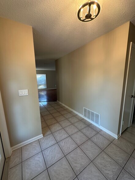 Building Photo - 6524 Voltaire Dr