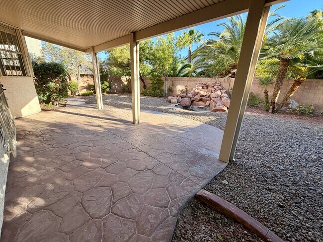 Building Photo - Lovely, large 4 bedroom