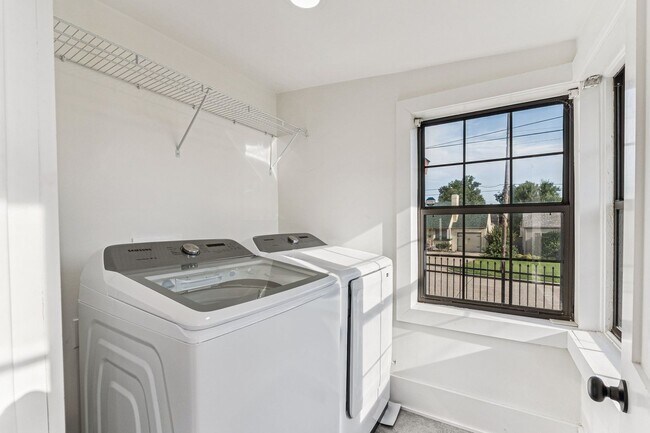 Building Photo - Midtown 3/2 with 2 Car Garage!
