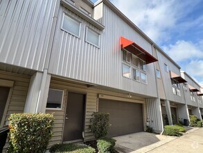 Building Photo - Modern 2/2 Townhome