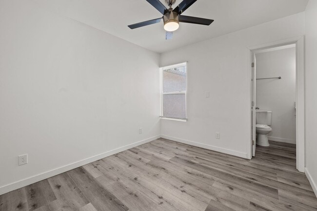 Building Photo - Detached 2 bed!