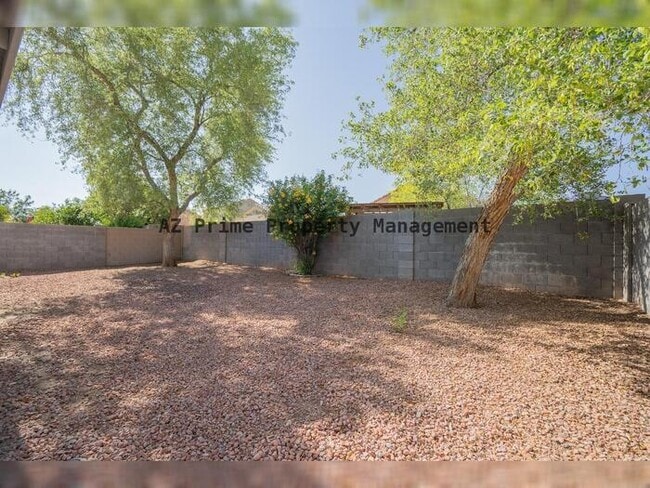 Building Photo - 17432 W Calavar Rd