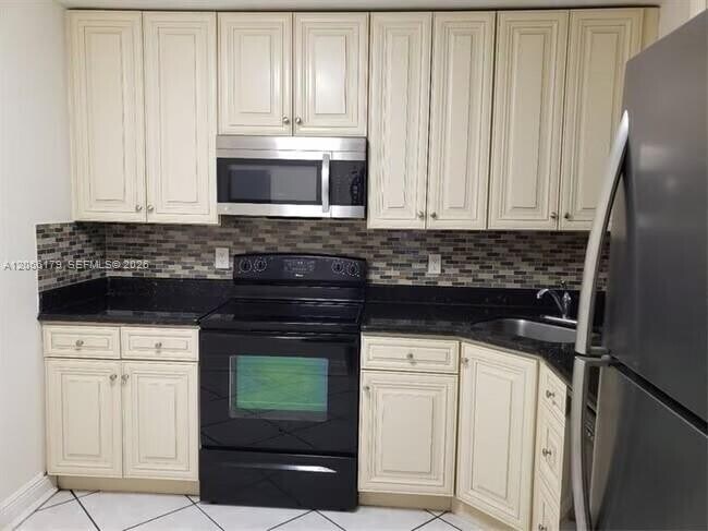 Building Photo - 3837 Carambola Cir N
