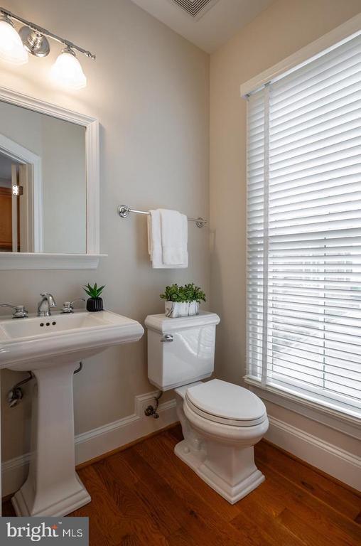 Building Photo - 420 Cook St