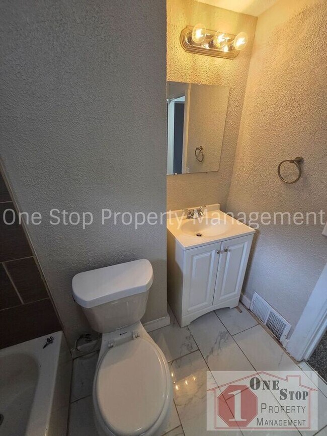 Building Photo - Beautiful 5 Bedroom 2 Bathroom in Kansas City!