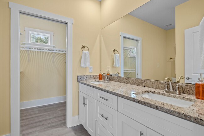 Building Photo - 5603 Sound Dr