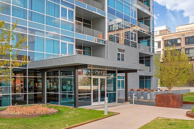 Building Photo - 345 N 6th Ave