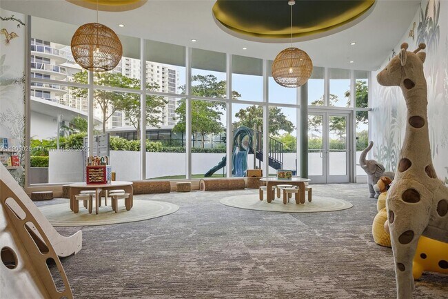 Building Photo - 700 NE 24th St