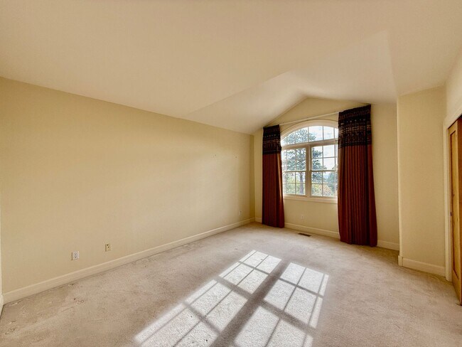 Building Photo - Gorgeous 4 Bedroom Townhome located in Gated Broadmoor Community