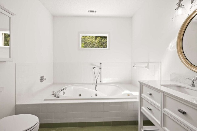 Building Photo - "Experience Southern Charm: Spacious 3-Bed, 3-Bath Home in The Landings"