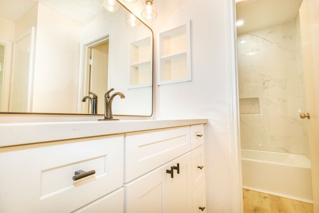 Building Photo - Woodlake ~ 2 Bedroom Duplex