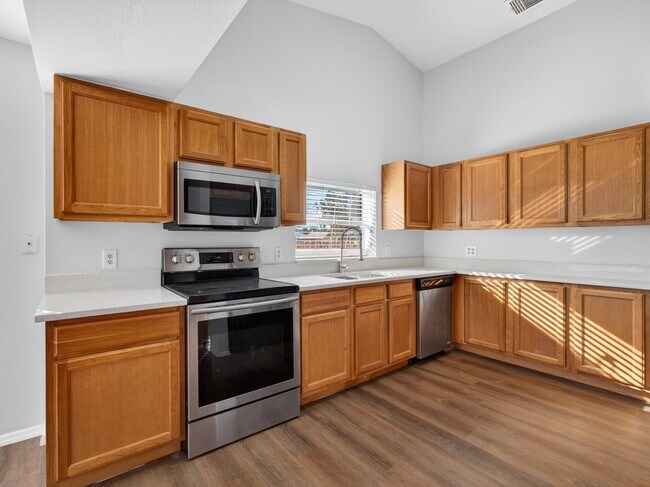 Building Photo - 566 SE Damask Ave