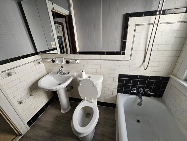 Building Photo - 4004 E 147th St