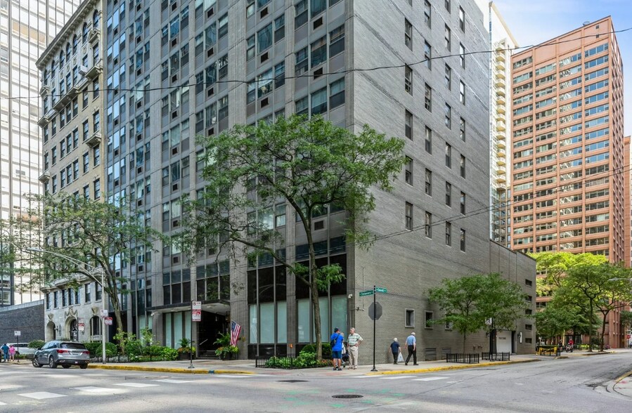 Building Photo - 253 E Delaware Pl