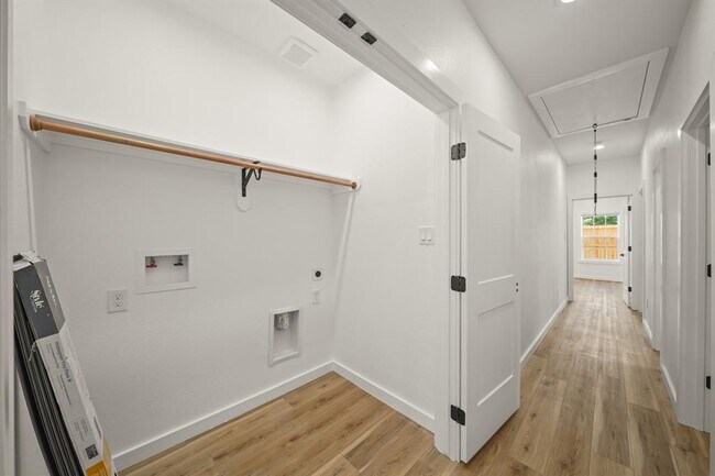 Building Photo - 6206 Lyndhurst Dr