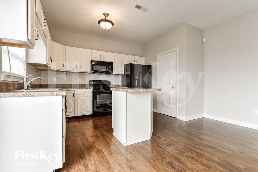 Building Photo - 1983 Collingwood Dr