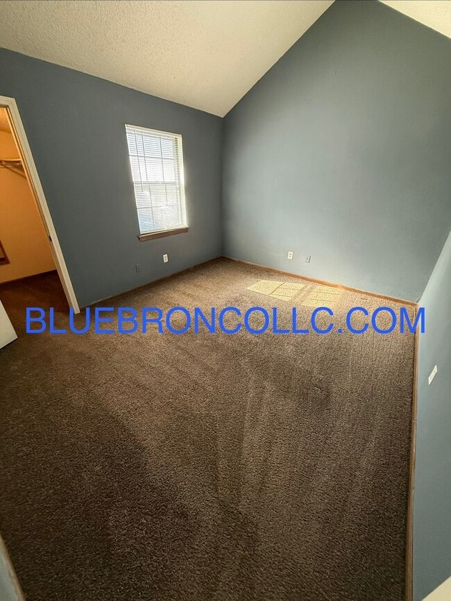 Building Photo - Spacious 3 bedroom with a great layout