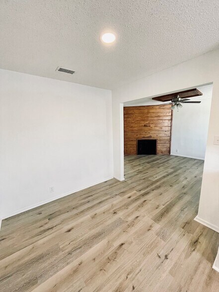 Building Photo - 1203 Redwood St