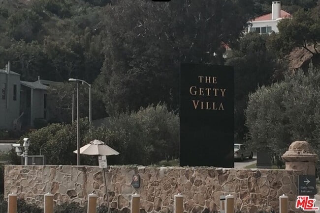 Building Photo - 3440 Shoreheights Dr