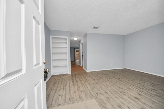 Building Photo - 10654 Hazelhurst Dr