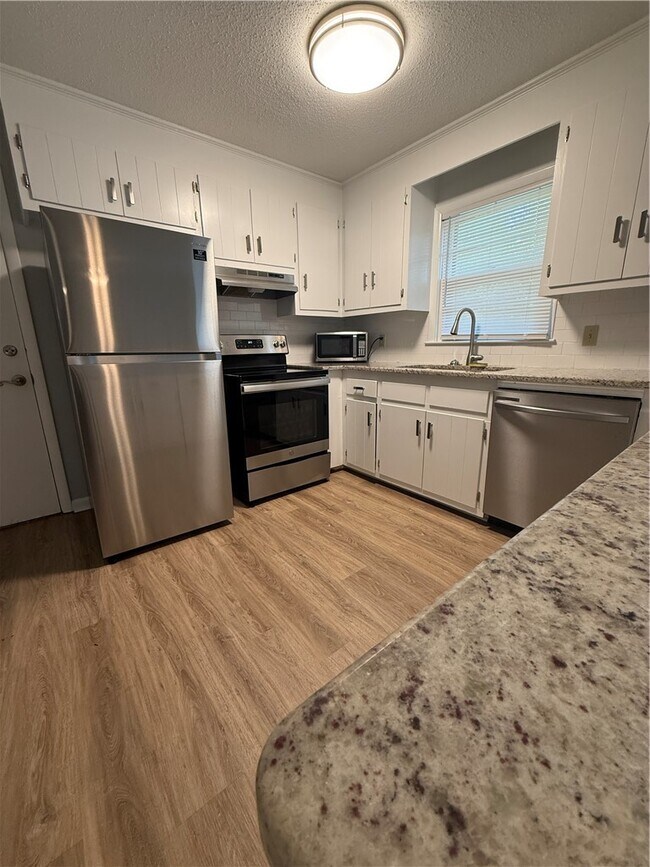 Building Photo - 112 Lynwood Dr