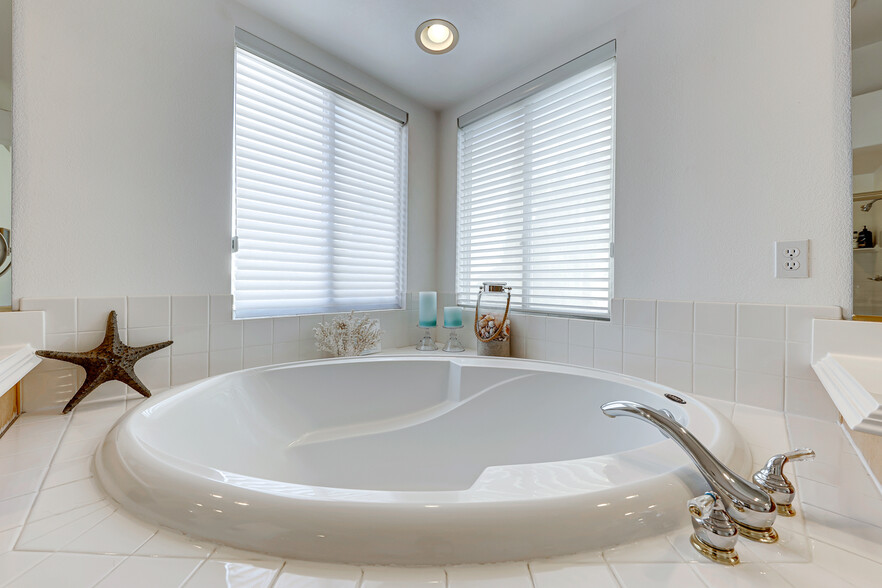 Primary Bathroom #1 Tub - 8917 Canyon Springs Dr