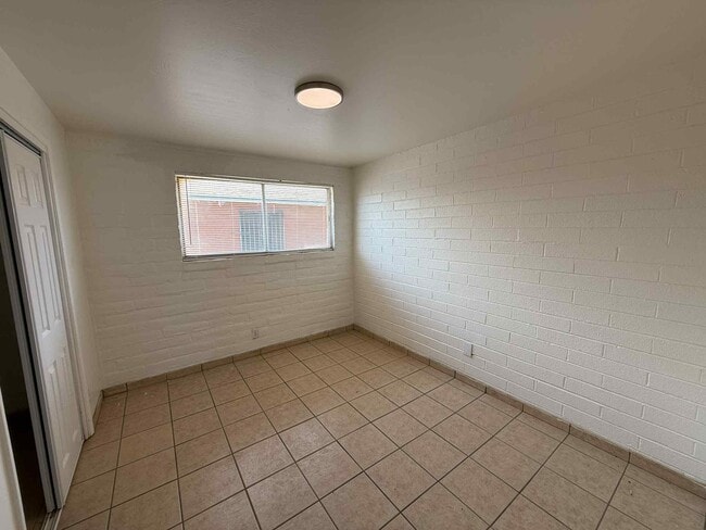 Building Photo - 4904 S 13th Ave
