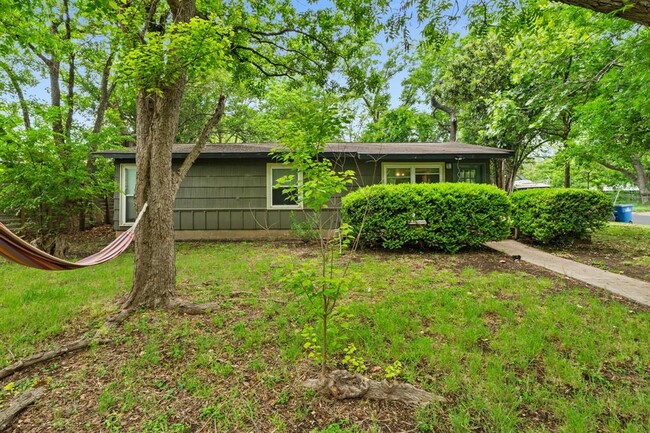 Building Photo - 3000 Fontana Dr