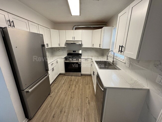 Building Photo - 1301 Sweet Pine Dr