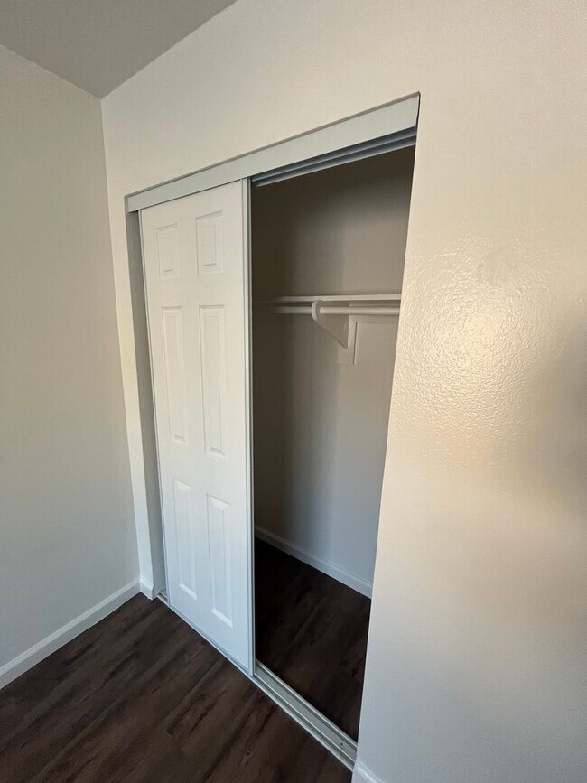 Building Photo - Spacious 2 Bedroom Condo/ Nicely Renovated...
