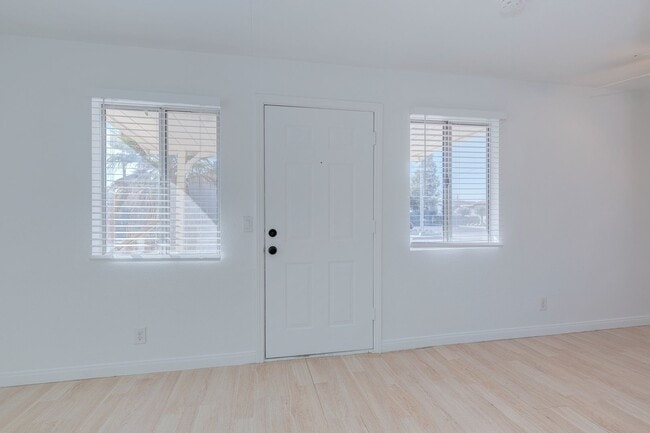 Building Photo - *** Private Home on Huge Lot - Modern and Spacious ***