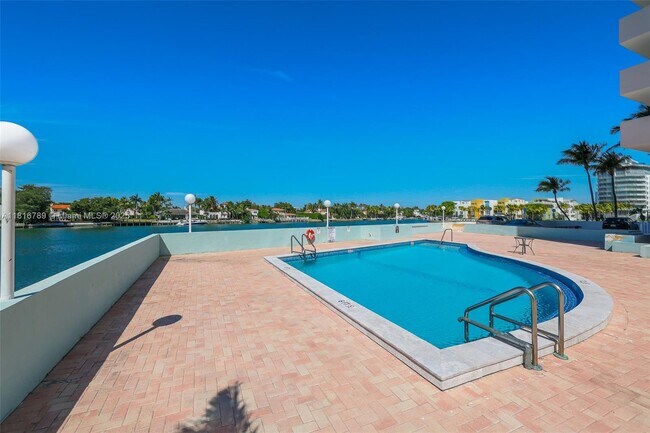 Building Photo - 5838 Collins Ave