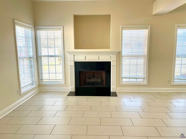 Building Photo - 300 Pembroke Pointe