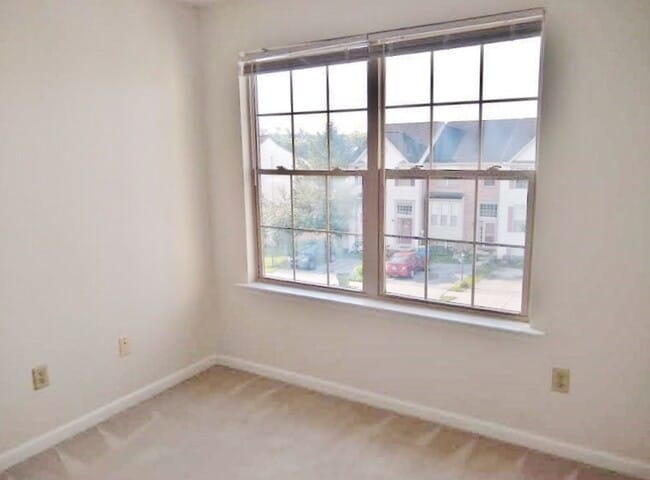 Building Photo - 3 Bed / 2 Bath Single Family Townhome