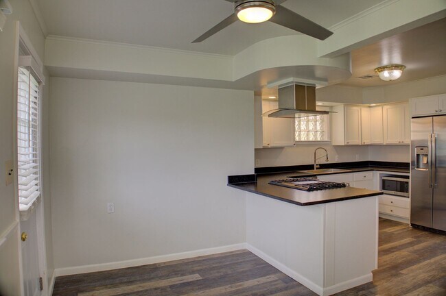 Building Photo - Well Maintained Midtown Home