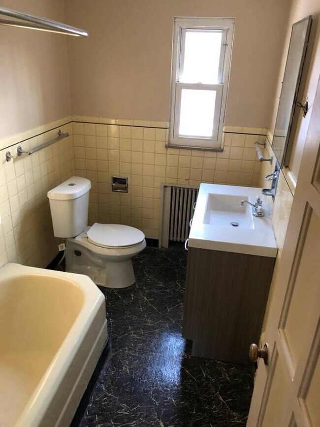 Building Photo - 461 W 3rd St