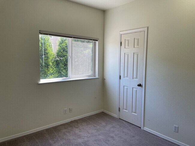 Building Photo - Spacious 3-Bed, 3-Bath Maple Leaf Home