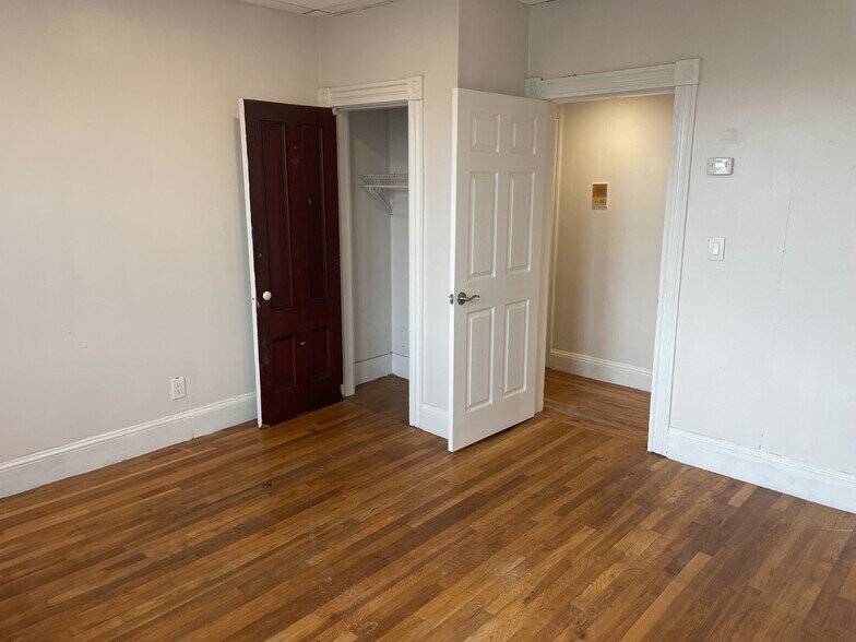 Building Photo - 978 Saratoga St