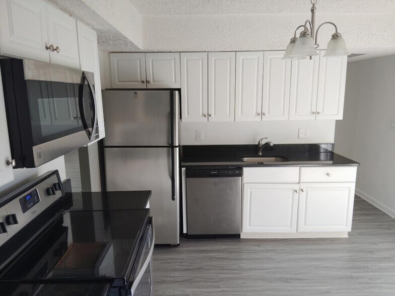 Building Photo - 300 Oakway Ct