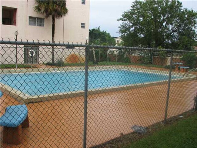 Building Photo - Spacious 1 Bed, 1.5 Bath Apartment in Gated Hialeah Community - Available July 2025!
