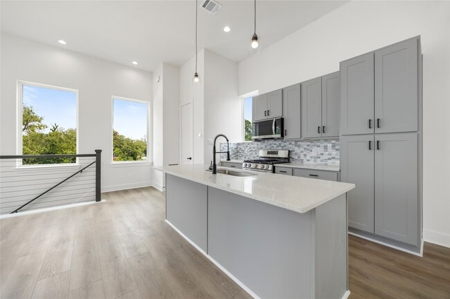 Building Photo - 947 Green Meadow Ln