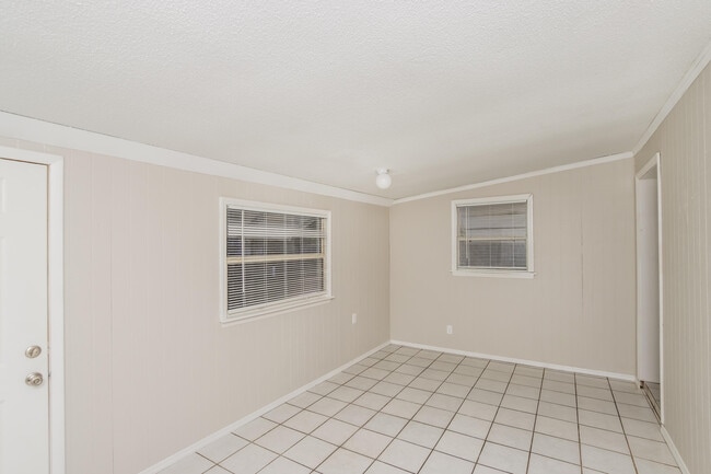 Building Photo - 2365 Dordon Dr