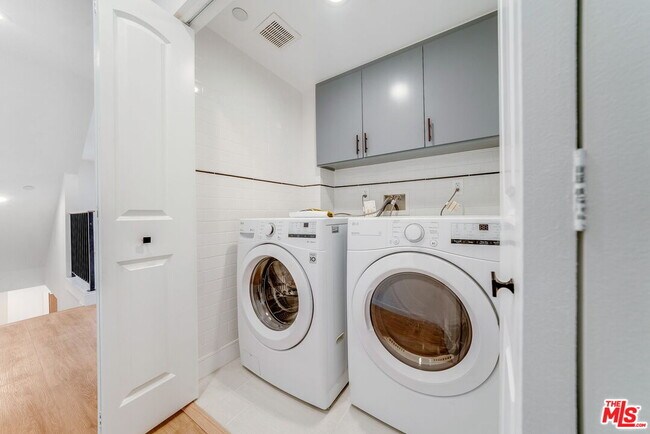 Building Photo - 4866 1/2 Pickford St