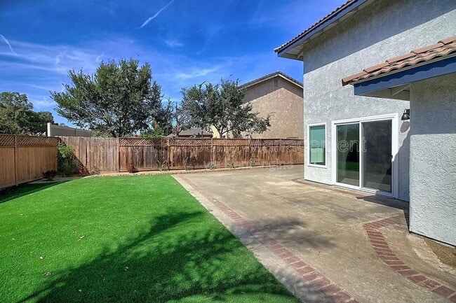 Building Photo - 2585 Warbler Ave