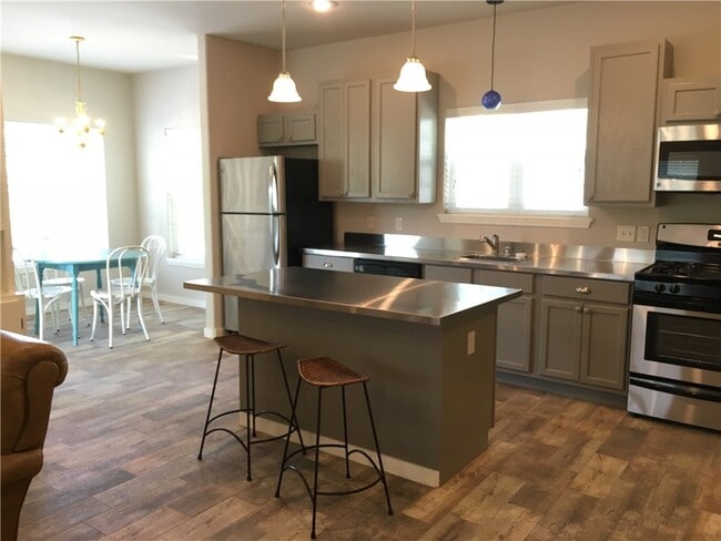 Building Photo - 1639 W Stone St