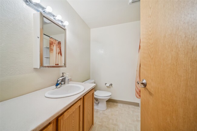 Building Photo - 424 E Dogwood Ave