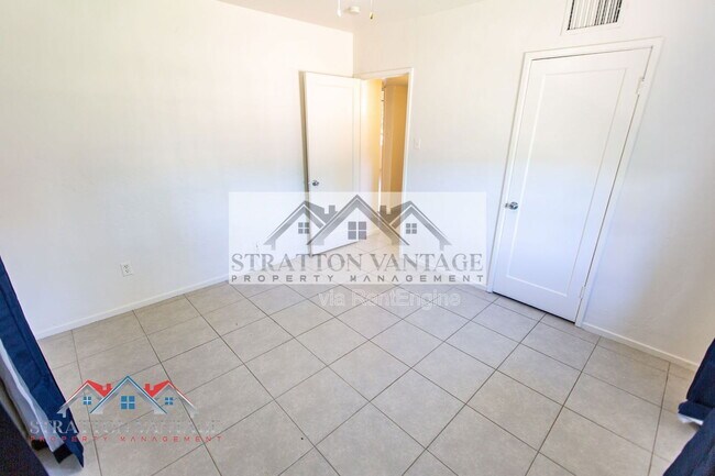 Building Photo - 1324 W Clarendon Ave