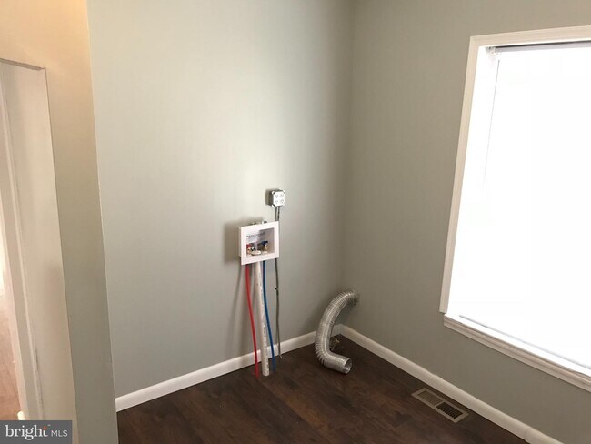 Building Photo - 1337 71st Ave